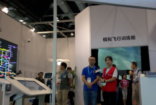 【視頻專訪】北京小鳥科技發展有限責任公司張濤工程師2016軍民融合展上正在接受公共安全裝備網專訪