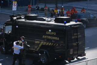 【驚恐】里約賽道邊驚現爆炸裝置 排爆警察出動