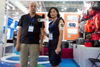 【視頻專訪】泉州信恒戶外用品有限公司李鳴總監天津國際應急展正在接受公共安全裝備網專訪