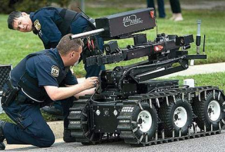 【視野】美警居然用機器人來巧妙奪槍，化解危機！