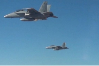 美軍用戰機釋放逾百架微型無人機 測試集群飛行