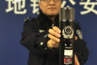 南京地鐵民警配備隨身滅火器 可在10秒內撲滅明火