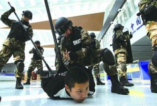 青島口岸反恐處突演練 拿下闖關“暴恐分子”
