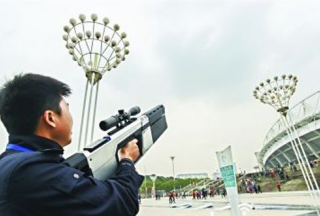 武漢警方配備無人機反制槍 發射電磁波對抗黑飛