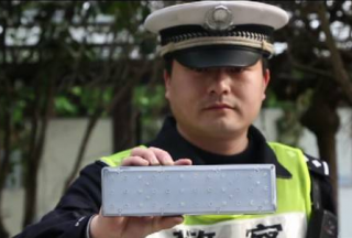 寧波高速交警"跨界"工匠 自主研發警示燈變"守護神"